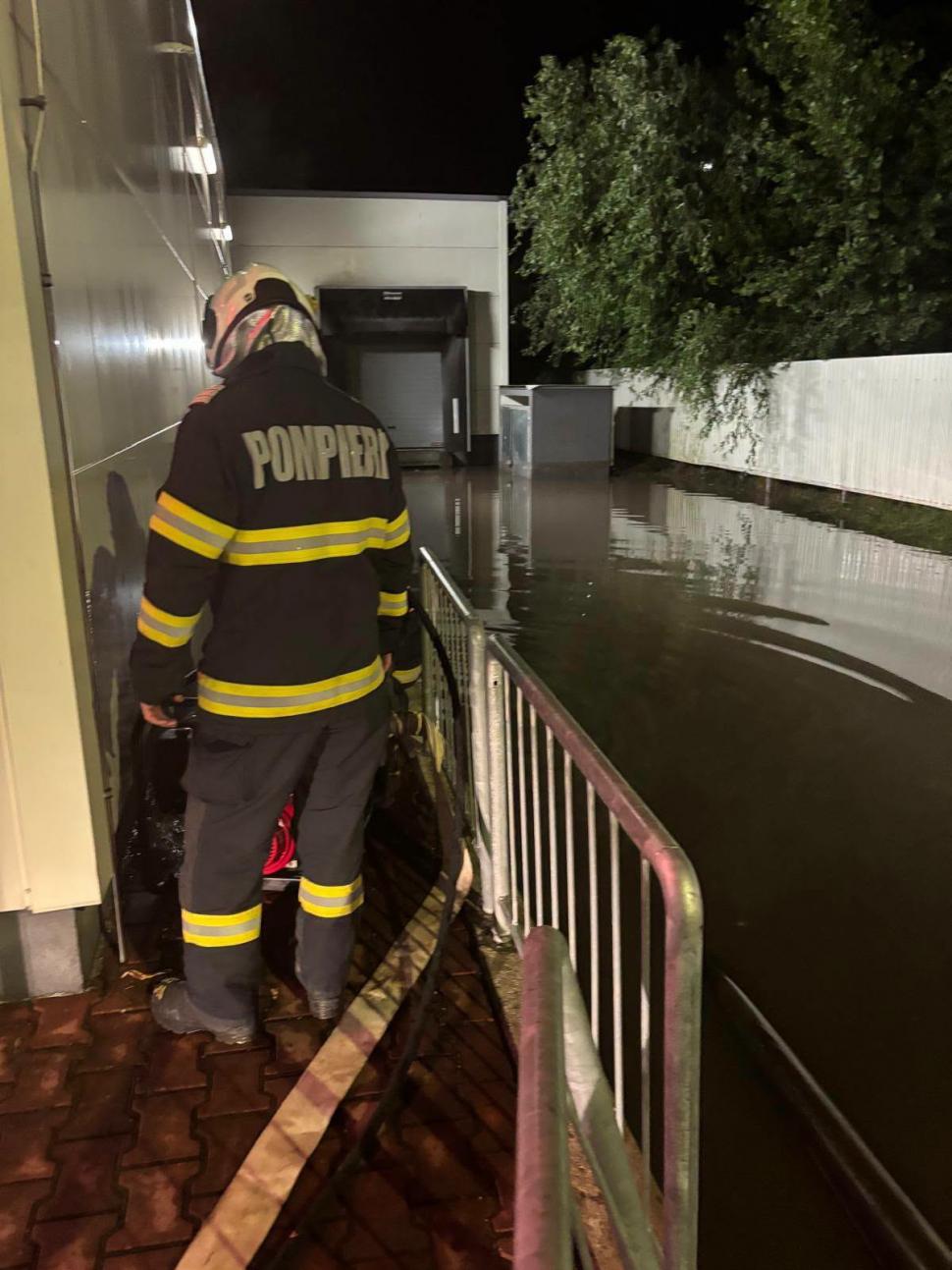 Femeie lovită de trăsnet, incendii și zeci de case inundate, după furtuni. Codul galben de vijelii e valabil până sâmbătă dimineața 1081934