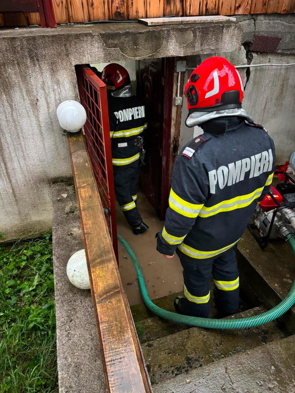 Femeie lovită de trăsnet, incendii și zeci de case inundate, după furtuni. Codul galben de vijelii e valabil până sâmbătă dimineața 1081935