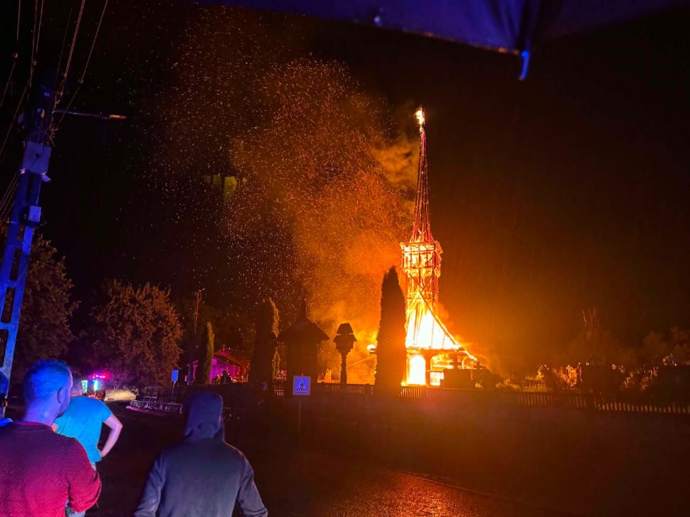 O biserică de lemn din Maramureş, veche de peste 300 de ani, a ars în întregime. Era monument istoric 1081962