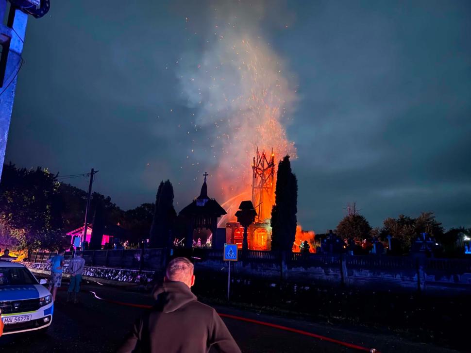 O biserică de lemn din Maramureş, veche de peste 300 de ani, a ars în întregime. Era monument istoric 1081964