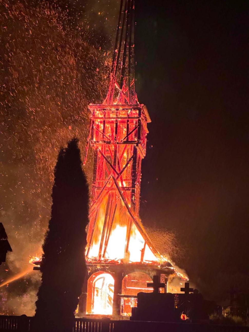O biserică de lemn din Maramureş, veche de peste 300 de ani, a ars în întregime. Era monument istoric 1081965