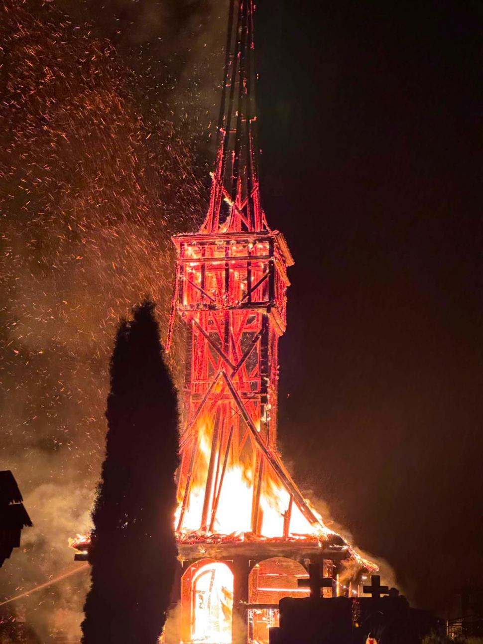 O biserică de lemn din Maramureş, veche de peste 300 de ani, a ars în întregime. Era monument istoric 1081966