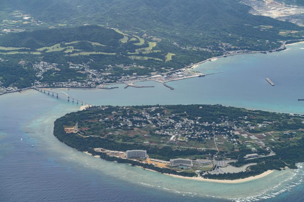 Cercetătorii au găsit o sticlă de plastic plutind în ocean şi au fost uimiţi să vadă o creatură marină trăind în interiorul ei 1082284