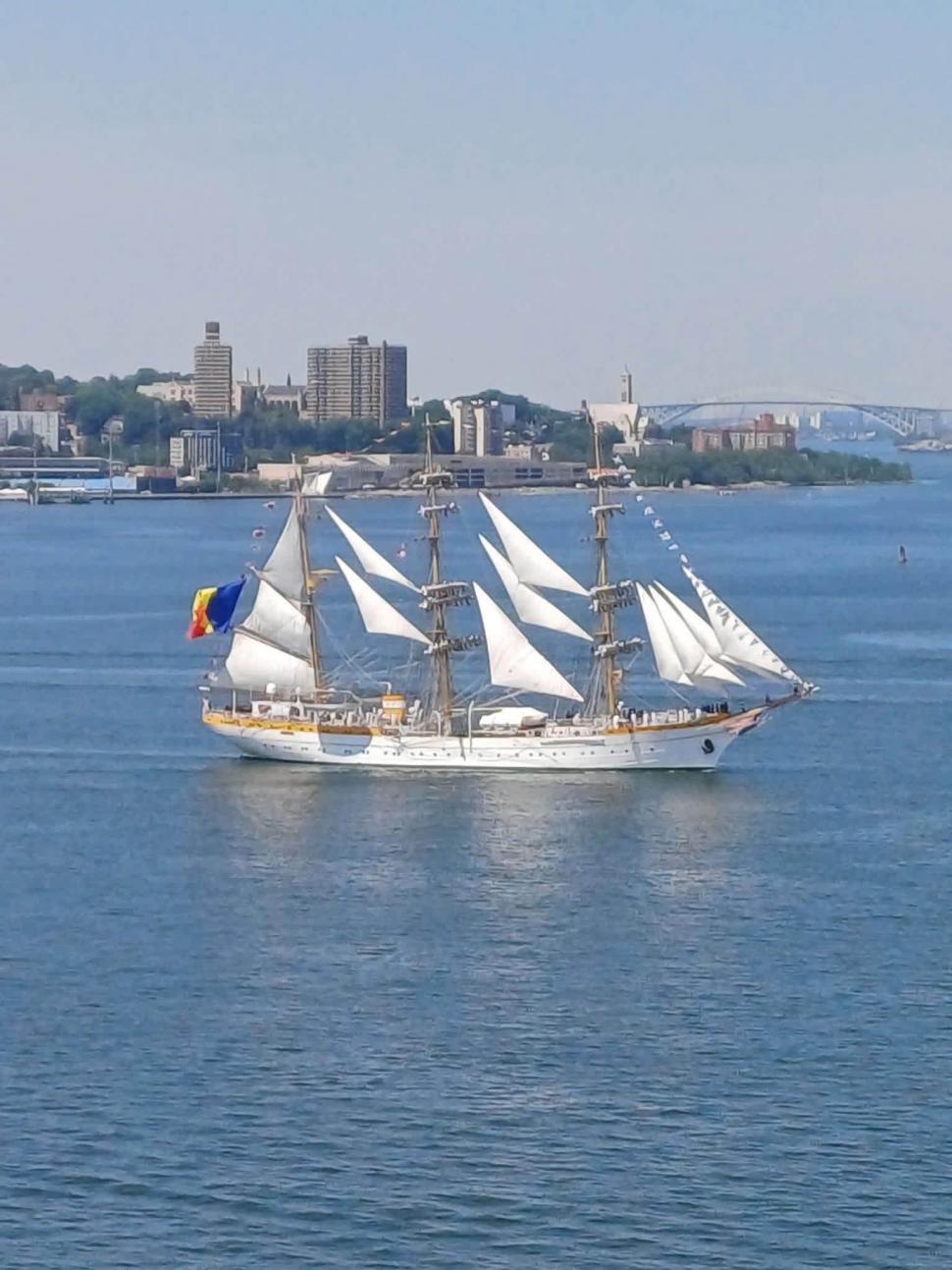 Bricul Mircea s-a luptat cu furtuna la New York, înainte de Ziua Independenței. A traversat oceanul la 50 de ani de la voiajul din 1976 1082385