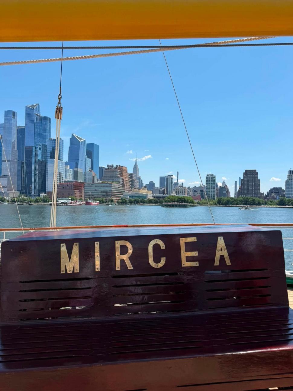 Bricul Mircea s-a luptat cu furtuna la New York, înainte de Ziua Independenței. A traversat oceanul la 50 de ani de la voiajul din 1976 1082388