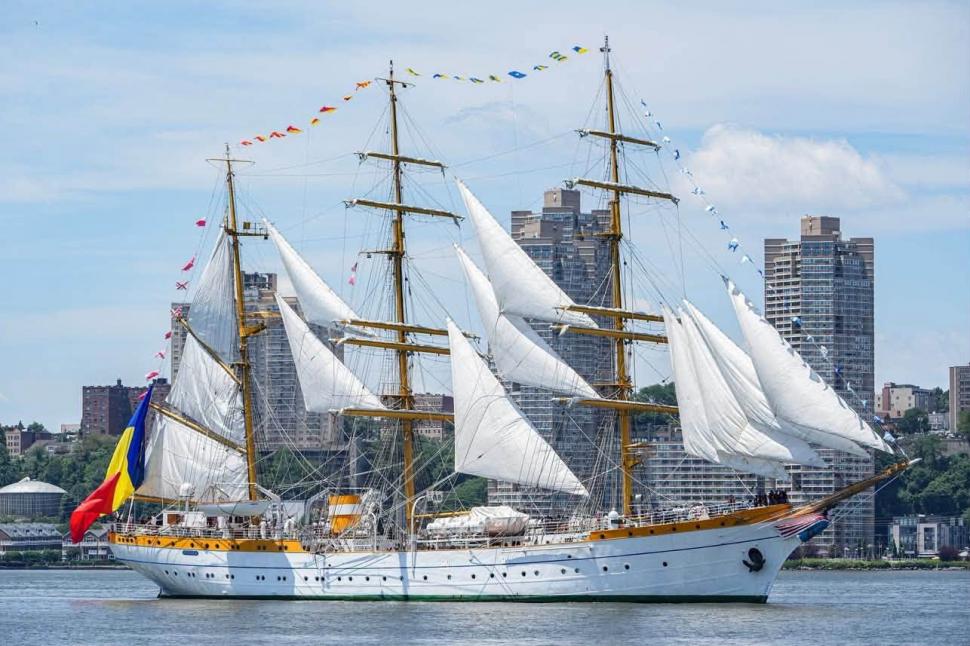 Bricul Mircea s-a luptat cu furtuna la New York, înainte de Ziua Independenței. A traversat oceanul la 50 de ani de la voiajul din 1976 1082392