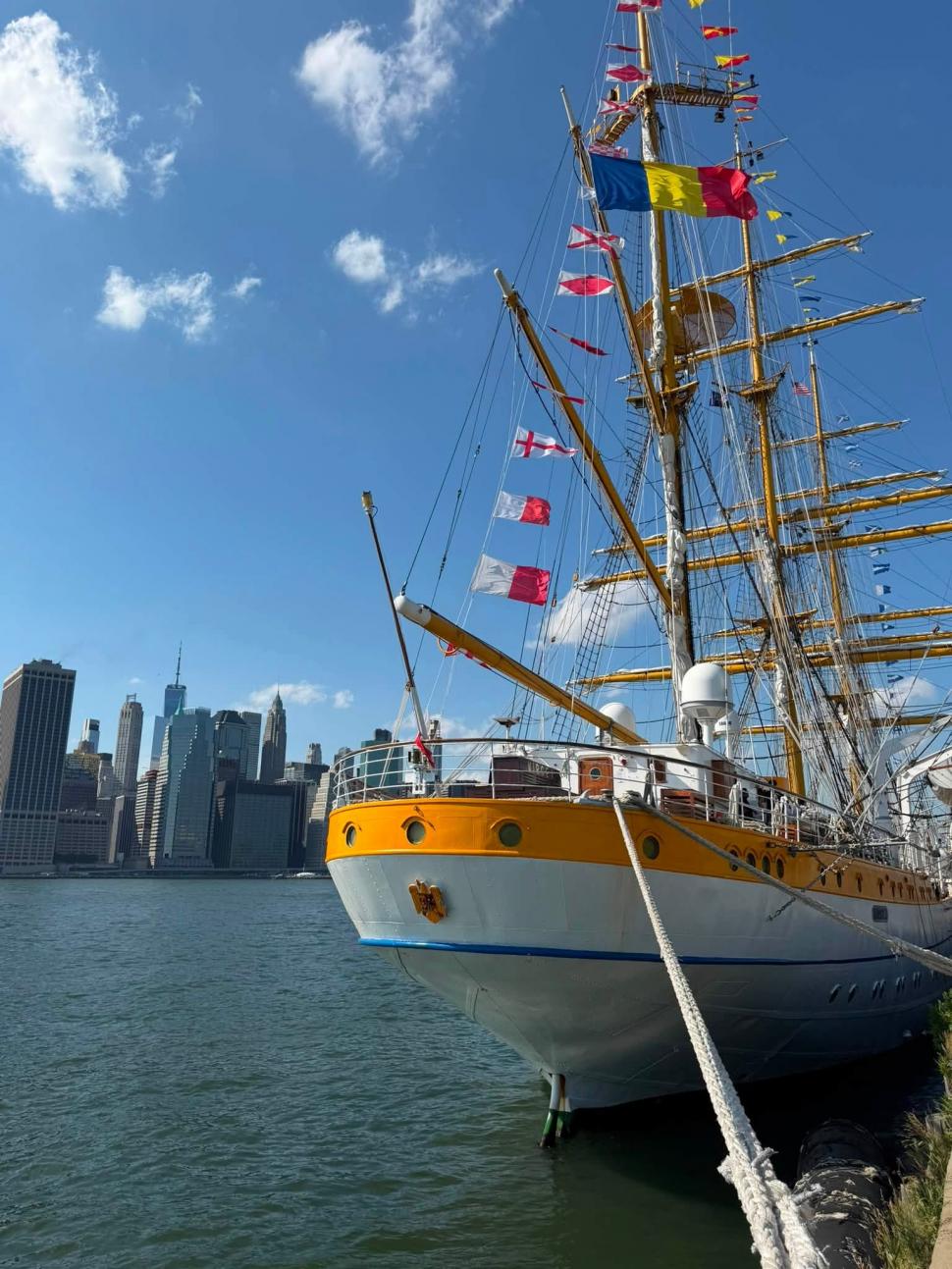 Bricul Mircea s-a luptat cu furtuna la New York, înainte de Ziua Independenței. A traversat oceanul la 50 de ani de la voiajul din 1976 1082399