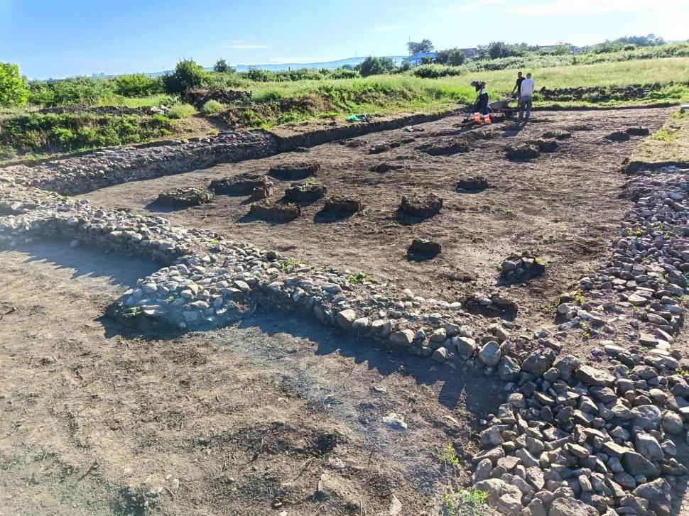 Descoperire importantă în Castrul Roman de la Răcari: Arheologii au găsit temelia unui horreum, clădire-cheie a fortificației romane 1082406