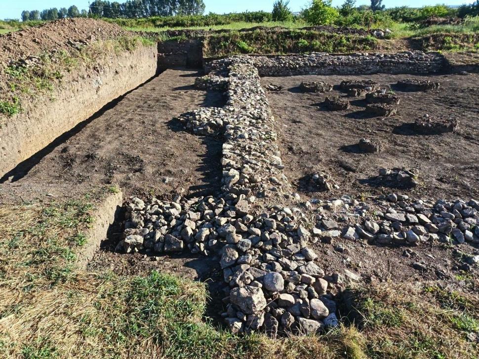 Descoperire importantă în Castrul Roman de la Răcari: Arheologii au găsit temelia unui horreum, clădire-cheie a fortificației romane 1082407