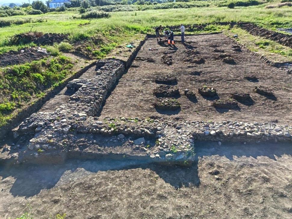 Descoperire importantă în Castrul Roman de la Răcari: Arheologii au găsit temelia unui horreum, clădire-cheie a fortificației romane 1082408