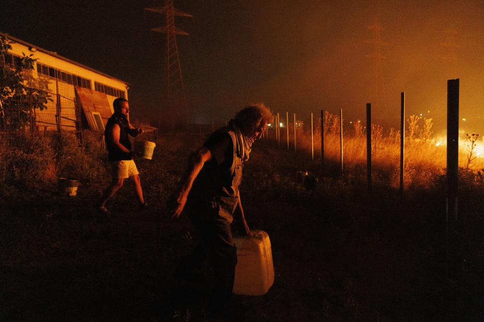 Incendiu uriaş lângă Salonic: Două fabrici au fost mistuite de flăcări, iar locuitorii sunt sfătuiţi să nu iasă din case  1082423