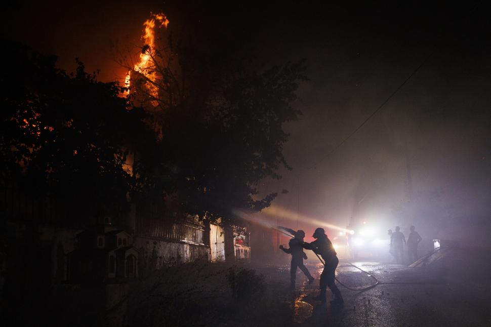 Incendiu uriaş lângă Salonic: Două fabrici au fost mistuite de flăcări, iar locuitorii sunt sfătuiţi să nu iasă din case  1082424