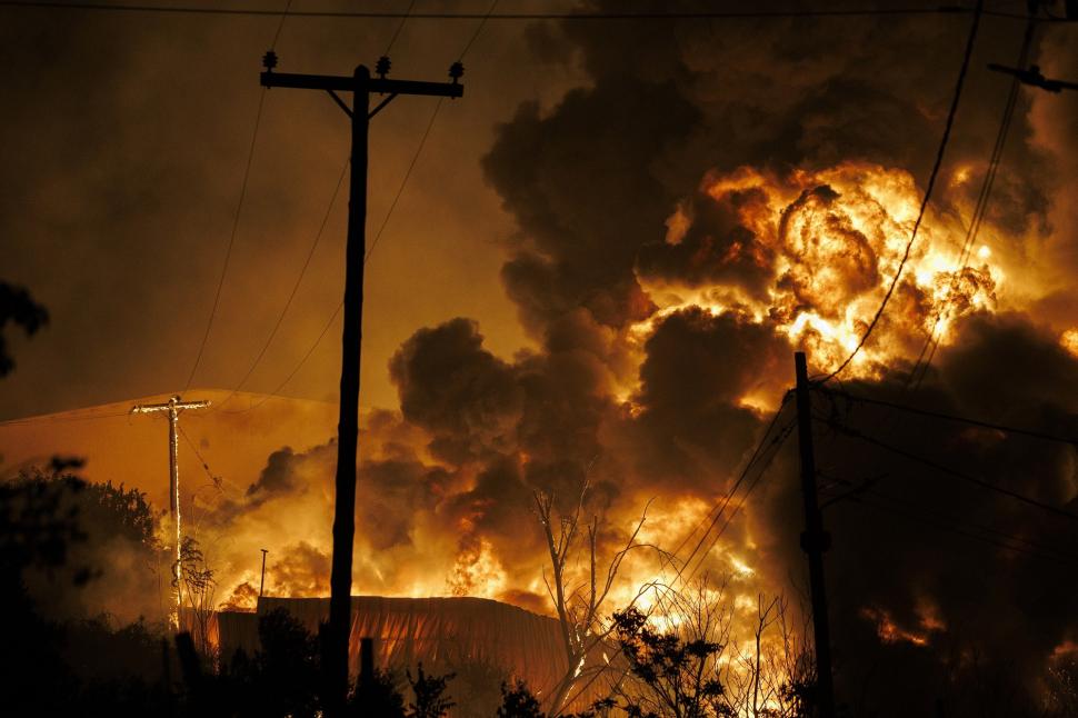 Incendiu uriaş lângă Salonic: Două fabrici au fost mistuite de flăcări, iar locuitorii sunt sfătuiţi să nu iasă din case  1082425