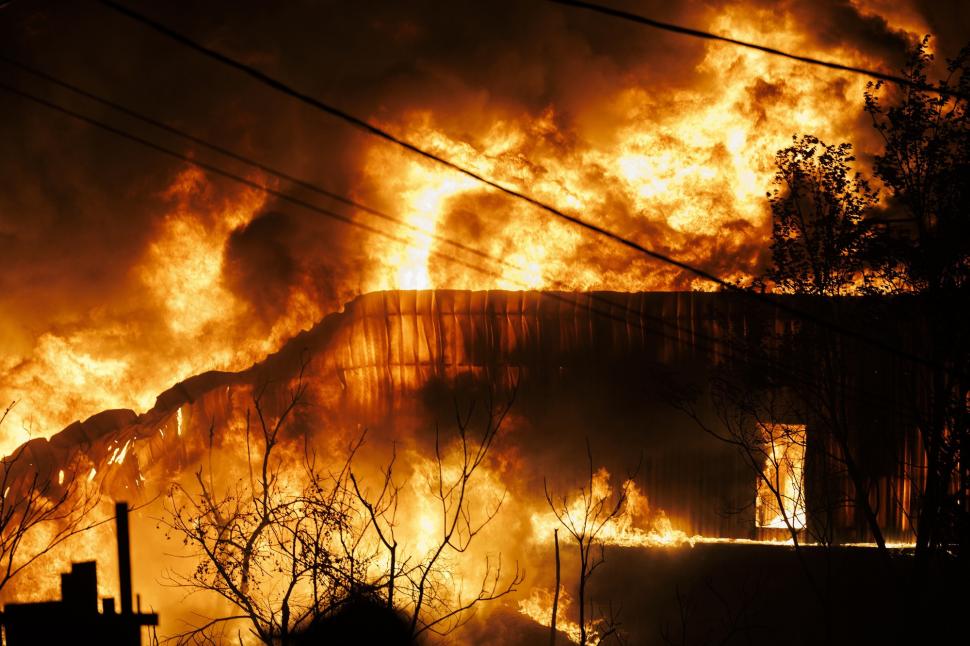 Incendiu uriaş lângă Salonic: Două fabrici au fost mistuite de flăcări, iar locuitorii sunt sfătuiţi să nu iasă din case  1082426