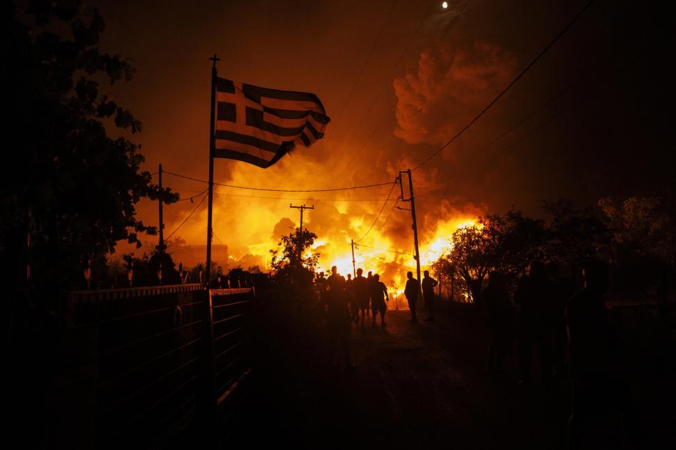 Incendiu uriaş lângă Salonic: Două fabrici au fost mistuite de flăcări, iar locuitorii sunt sfătuiţi să nu iasă din case  1082427