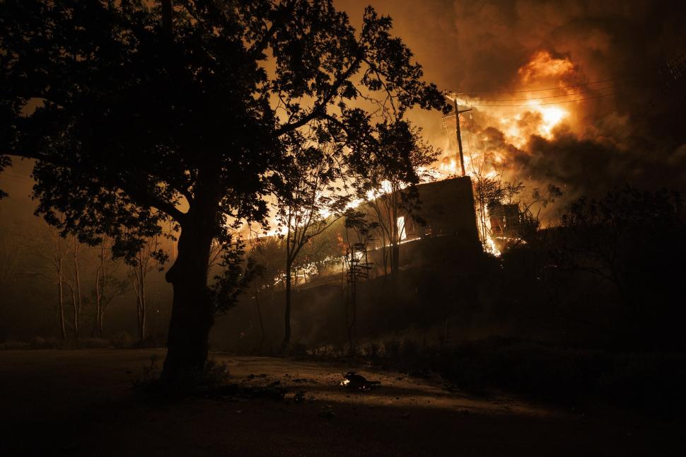 Incendiu uriaş lângă Salonic: Două fabrici au fost mistuite de flăcări, iar locuitorii sunt sfătuiţi să nu iasă din case  1082428
