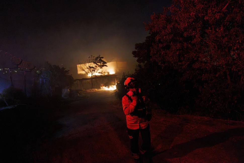 Incendiu uriaş lângă Salonic: Două fabrici au fost mistuite de flăcări, iar locuitorii sunt sfătuiţi să nu iasă din case  1082429