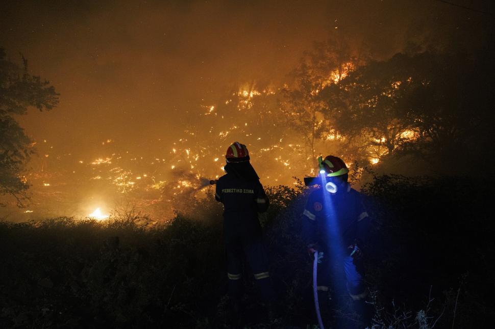Incendiu uriaş lângă Salonic: Două fabrici au fost mistuite de flăcări, iar locuitorii sunt sfătuiţi să nu iasă din case  1082430