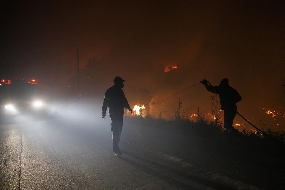 Incendiu uriaş lângă Salonic: Două fabrici au fost mistuite de flăcări, iar locuitorii sunt sfătuiţi să nu iasă din case  1082431