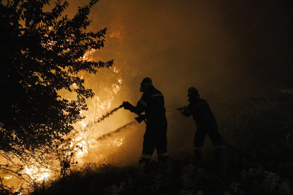 Incendiu uriaş lângă Salonic: Două fabrici au fost mistuite de flăcări, iar locuitorii sunt sfătuiţi să nu iasă din case  1082432