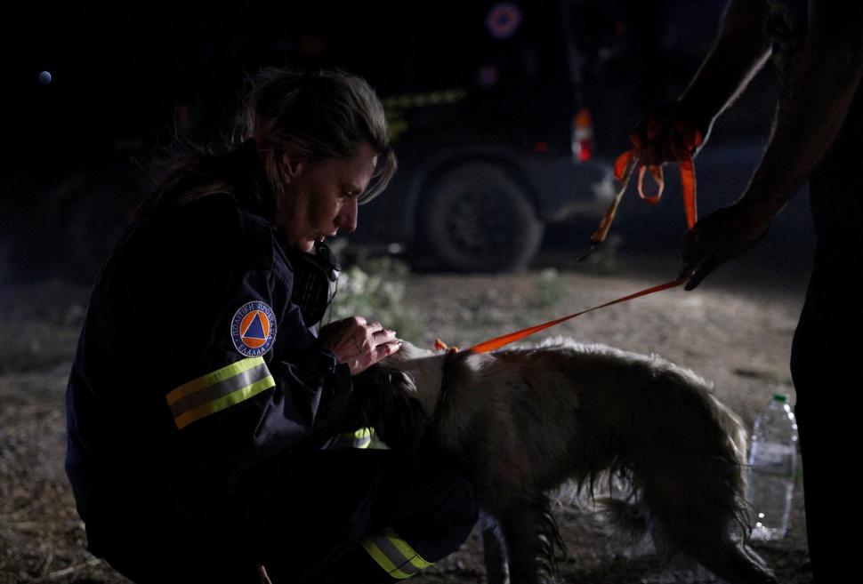 Incendiu uriaş lângă Salonic: Două fabrici au fost mistuite de flăcări, iar locuitorii sunt sfătuiţi să nu iasă din case  1082433