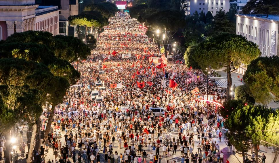 Nou val de proteste în Albania în „Revoluția Flamingo”. Zeci de mii de oameni în stradă, împotriva guvernului și familiei Trump 1082510