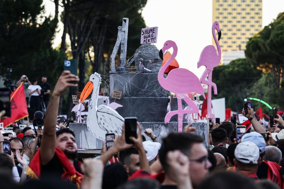 Nou val de proteste în Albania în „Revoluția Flamingo”. Zeci de mii de oameni în stradă, împotriva guvernului și familiei Trump 1082511