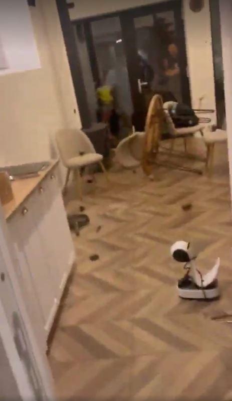 Proprietarul unei cabane din Runcu a fost șocat să constate că turiștii i-au distrus casa. S-au luat la bătaie, au spart şi pereţii 1082446