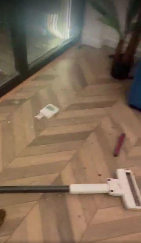 Proprietarul unei cabane din Runcu a fost șocat să constate că turiștii i-au distrus casa. S-au luat la bătaie, au spart şi pereţii 1082448