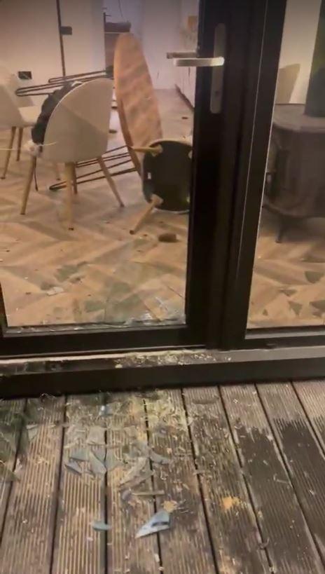 Proprietarul unei cabane din Runcu a fost șocat să constate că turiștii i-au distrus casa. S-au luat la bătaie, au spart şi pereţii 1082452