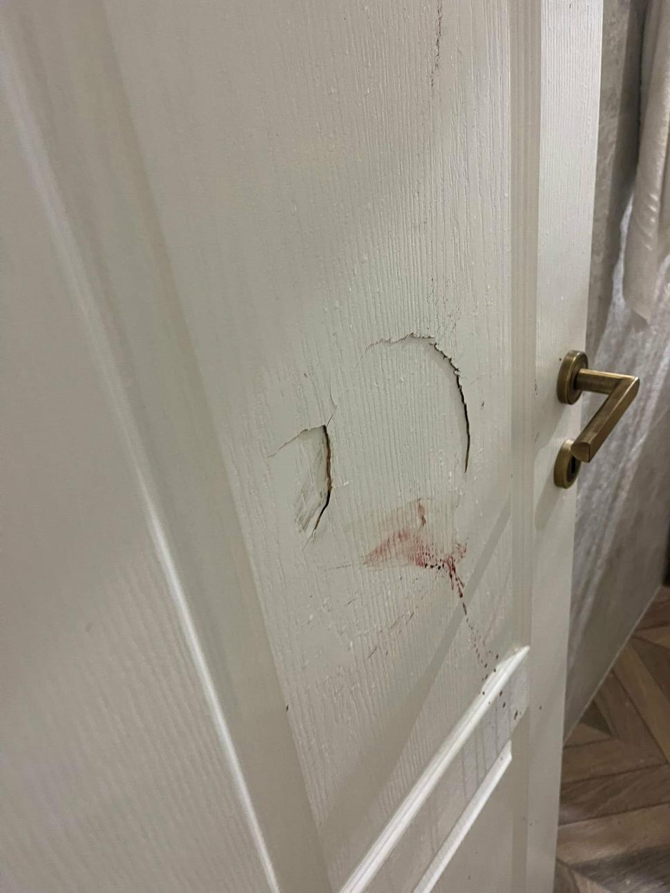 Proprietarul unei cabane din Runcu a fost șocat să constate că turiștii i-au distrus casa. S-au luat la bătaie, au spart şi pereţii 1082456