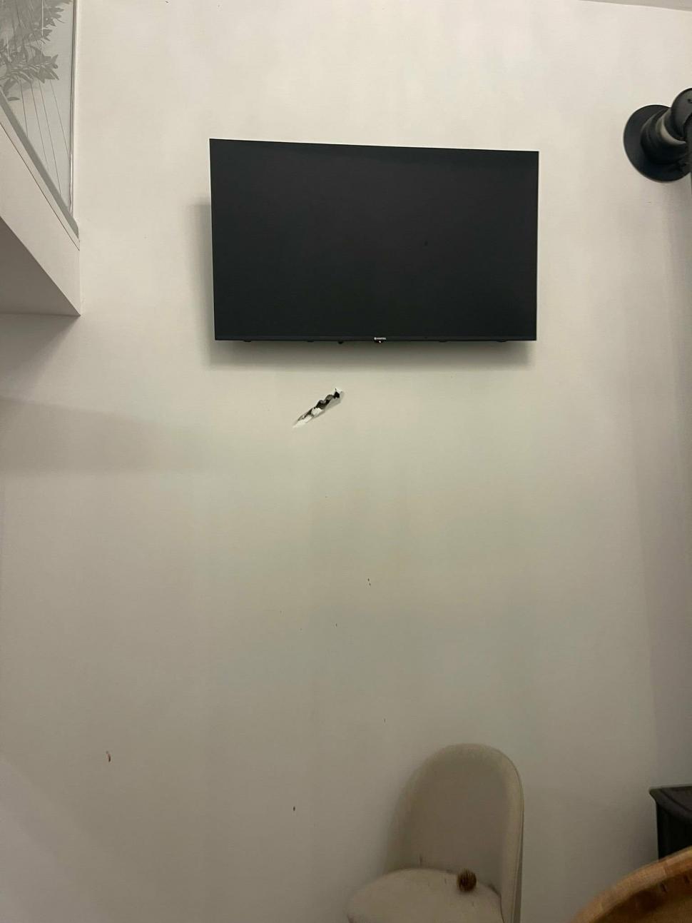Proprietarul unei cabane din Runcu a fost șocat să constate că turiștii i-au distrus casa. S-au luat la bătaie, au spart şi pereţii 1082457