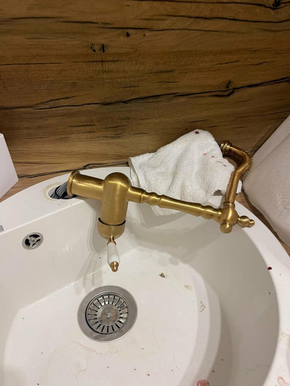 Proprietarul unei cabane din Runcu a fost șocat să constate că turiștii i-au distrus casa. S-au luat la bătaie, au spart şi pereţii 1082461