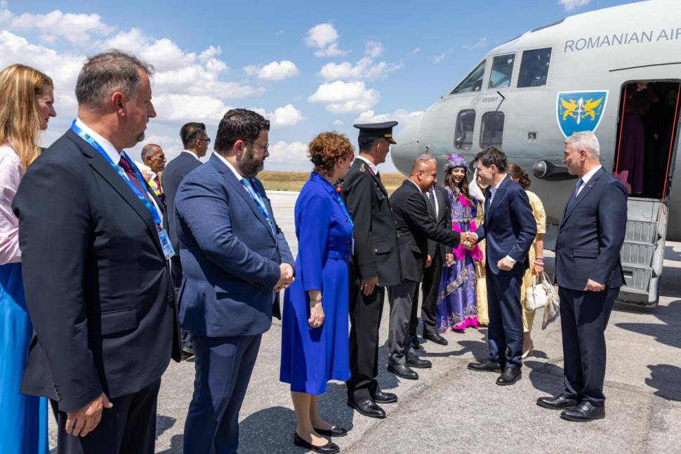 Imagini de la sosirea lui Nicuşor Dan la Ankara cu avionul Spartan, pentru Summitul NATO. Preşedintele e însoţit de Mirabela Grădinaru 1082942