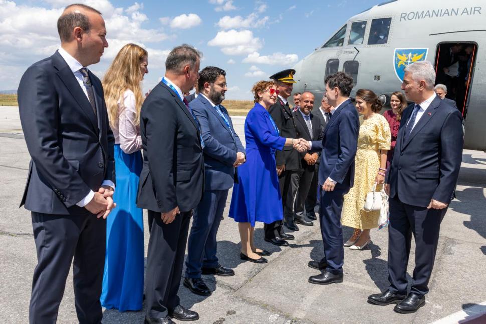 Imagini de la sosirea lui Nicuşor Dan la Ankara cu avionul Spartan, pentru Summitul NATO. Preşedintele e însoţit de Mirabela Grădinaru 1082943