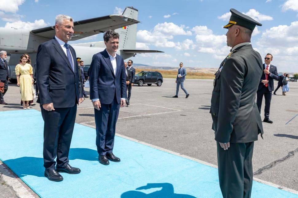 Imagini de la sosirea lui Nicuşor Dan la Ankara cu avionul Spartan, pentru Summitul NATO. Preşedintele e însoţit de Mirabela Grădinaru 1082944