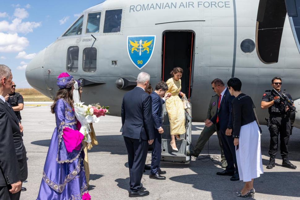 Imagini de la sosirea lui Nicuşor Dan la Ankara cu avionul Spartan, pentru Summitul NATO. Preşedintele e însoţit de Mirabela Grădinaru 1082946