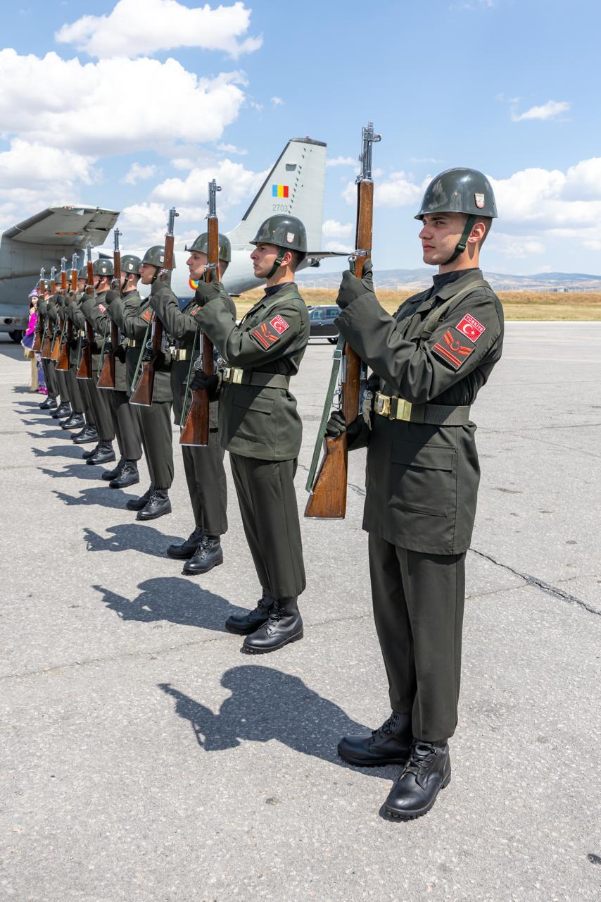 Imagini de la sosirea lui Nicuşor Dan la Ankara cu avionul Spartan, pentru Summitul NATO. Preşedintele e însoţit de Mirabela Grădinaru 1082947