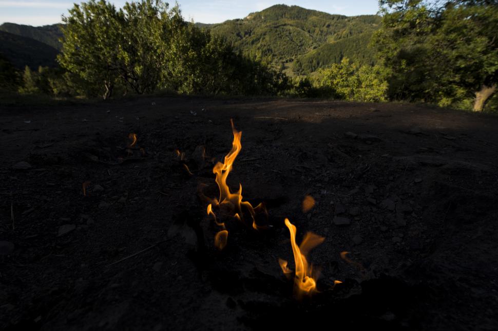Proprietara terenului unde se află „Focul Viu” din Buzău s-a săturat de atâția turiști și a blocat accesul 1082831