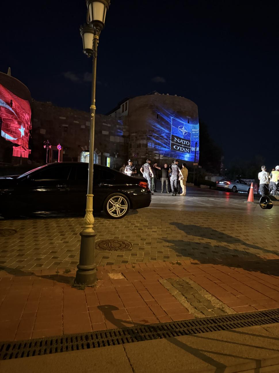 Cum arată o desfășurare de forțe când un lider NATO vrea să viziteze o cetate. Apoi se răzgândește 1083116