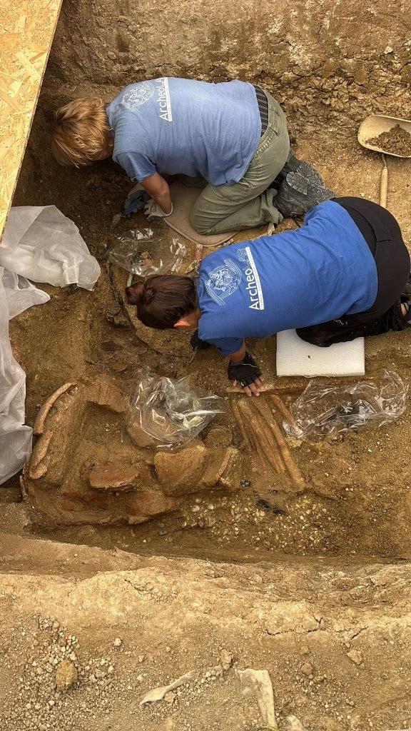 Descoperire arheologică rară: Mormântul regal antic al unui „prinț războinic”, îngropat cu carul și coiful său, a fost găsit în Italia 1083071