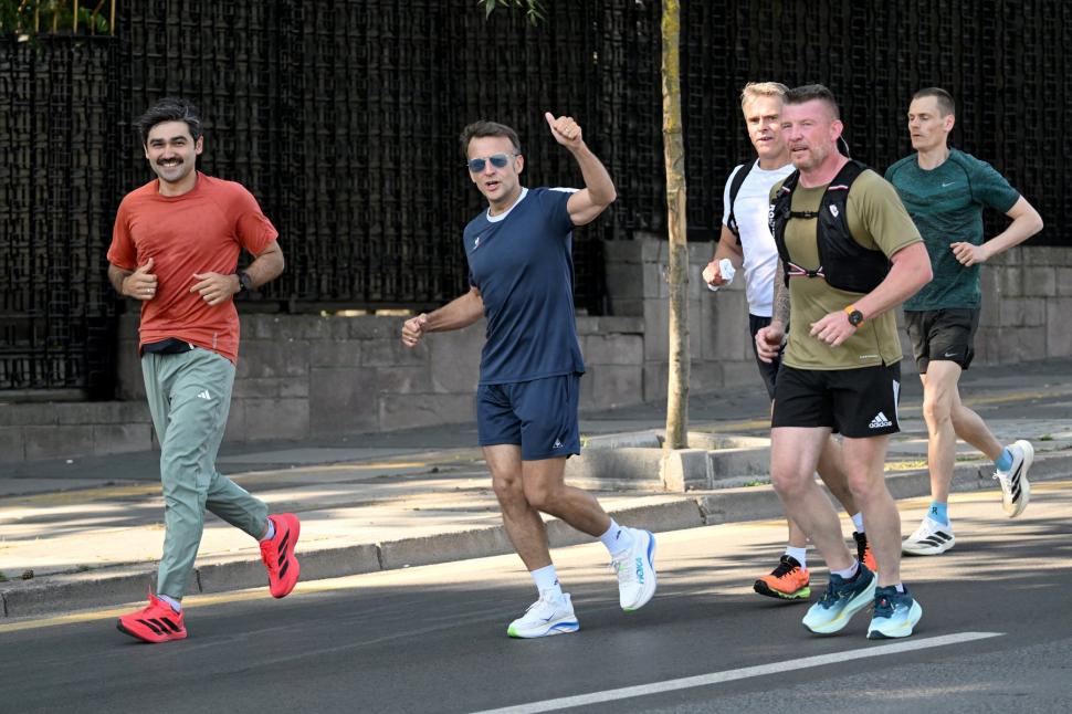 Emmanuel Macron a făcut jogging prin Ankara înainte de Summitul NATO. I-a salutat pe localnici cu "Bonjour!” 1083125