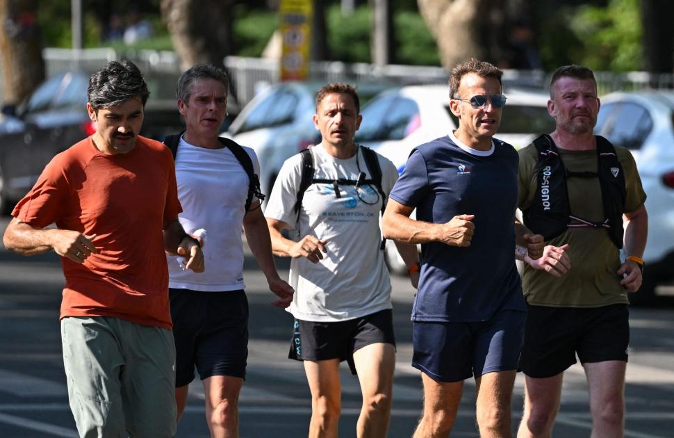 Emmanuel Macron a făcut jogging prin Ankara înainte de Summitul NATO. I-a salutat pe localnici cu "Bonjour!” 1083126