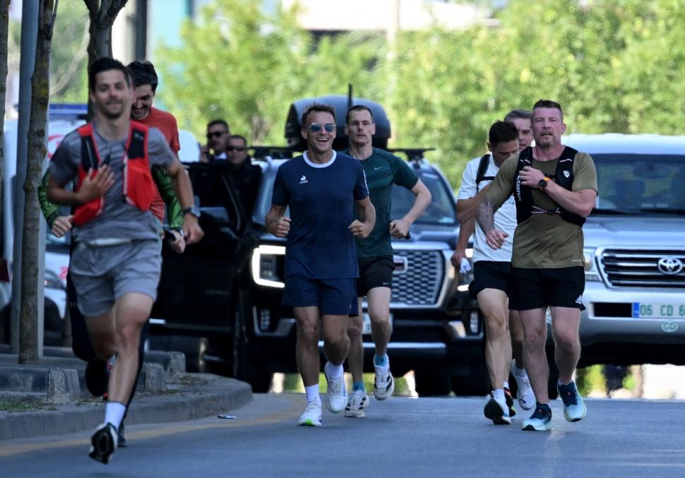 Emmanuel Macron a făcut jogging prin Ankara înainte de Summitul NATO. I-a salutat pe localnici cu "Bonjour!” 1083127