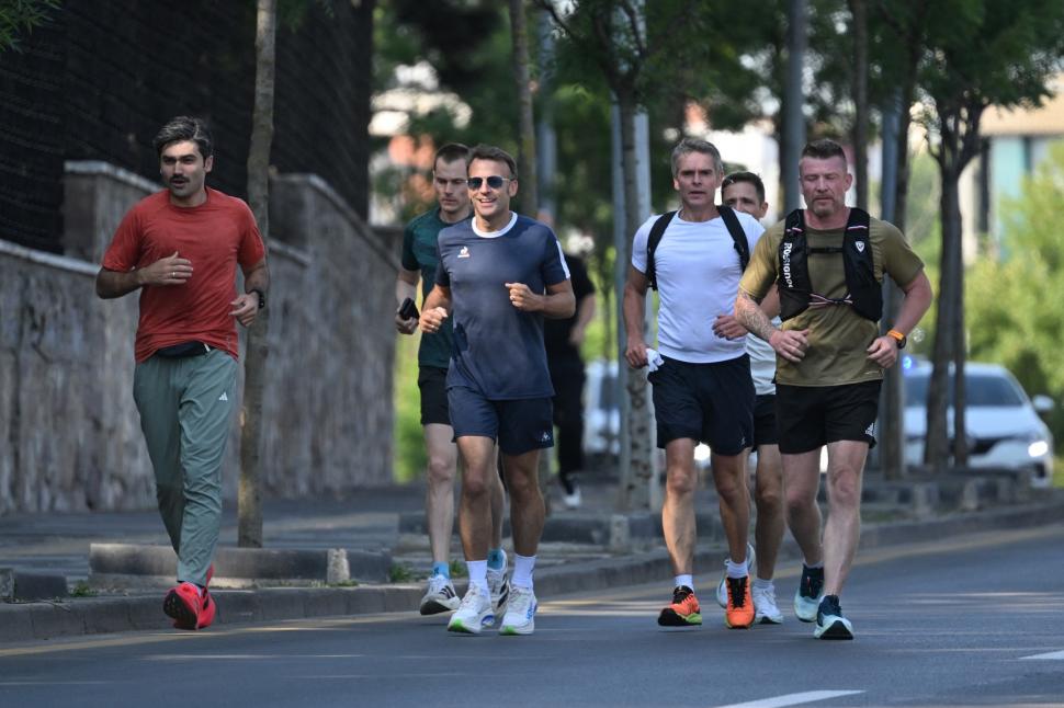 Emmanuel Macron a făcut jogging prin Ankara înainte de Summitul NATO. I-a salutat pe localnici cu "Bonjour!” 1083128