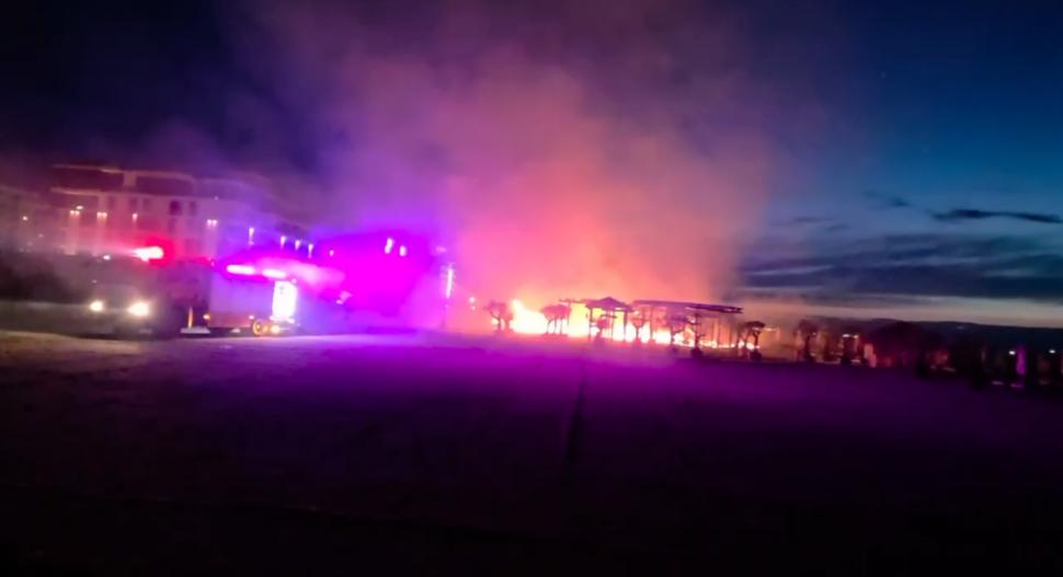 Incendiu puternic pe plaja H2O din Mamaia. Două beach-baruri s-au făcut scrum 1083383