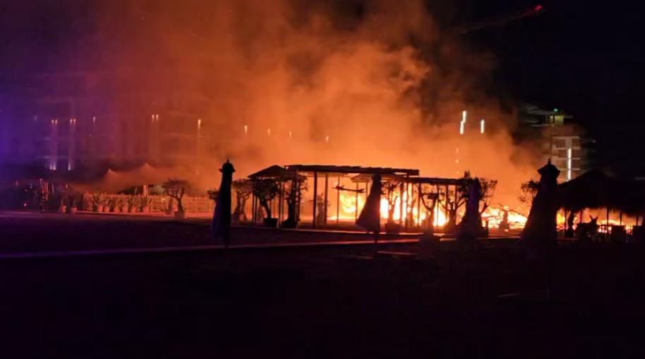 Incendiu puternic pe plaja H2O din Mamaia. Două beach-baruri s-au făcut scrum 1083385