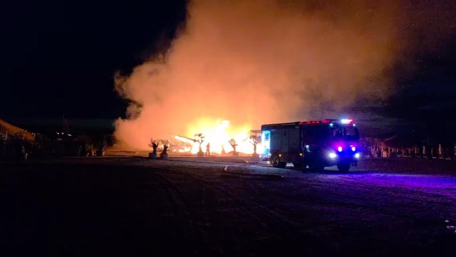 Incendiu puternic pe plaja H2O din Mamaia. Două beach-baruri s-au făcut scrum 1083386