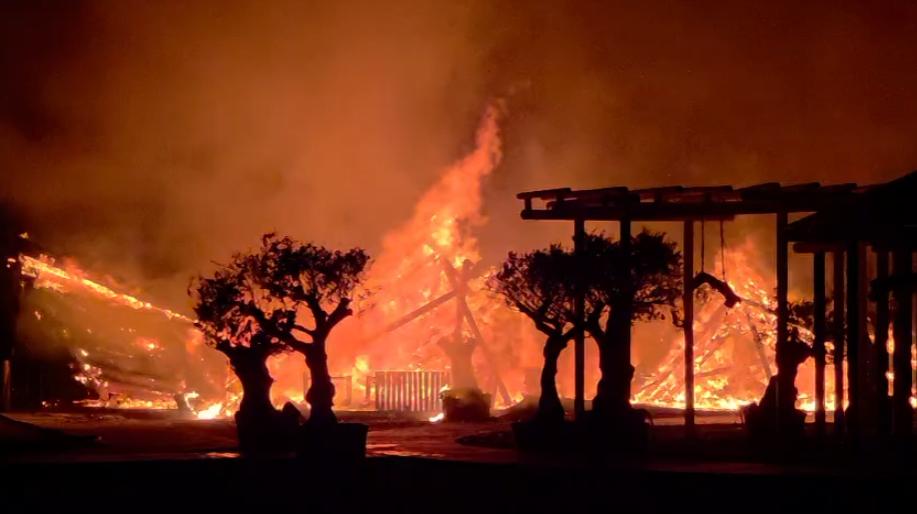 Incendiu puternic pe plaja H2O din Mamaia. Două beach-baruri s-au făcut scrum 1083387