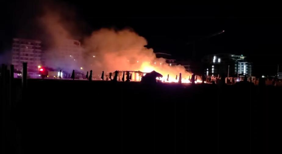 Incendiu puternic pe plaja H2O din Mamaia. Două beach-baruri s-au făcut scrum 1083388